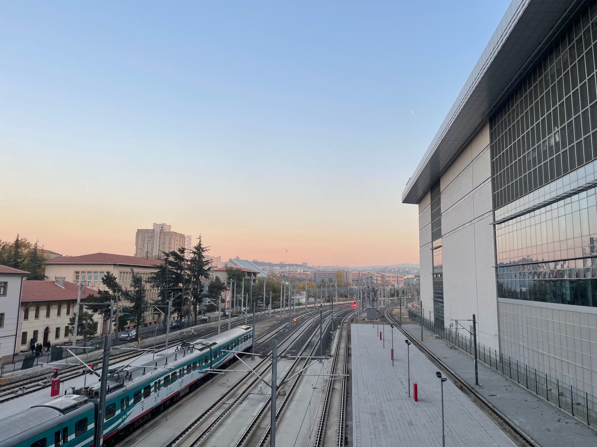 Есть железнодорожный вокзал с высокоскоростным поездом до Стамбула.