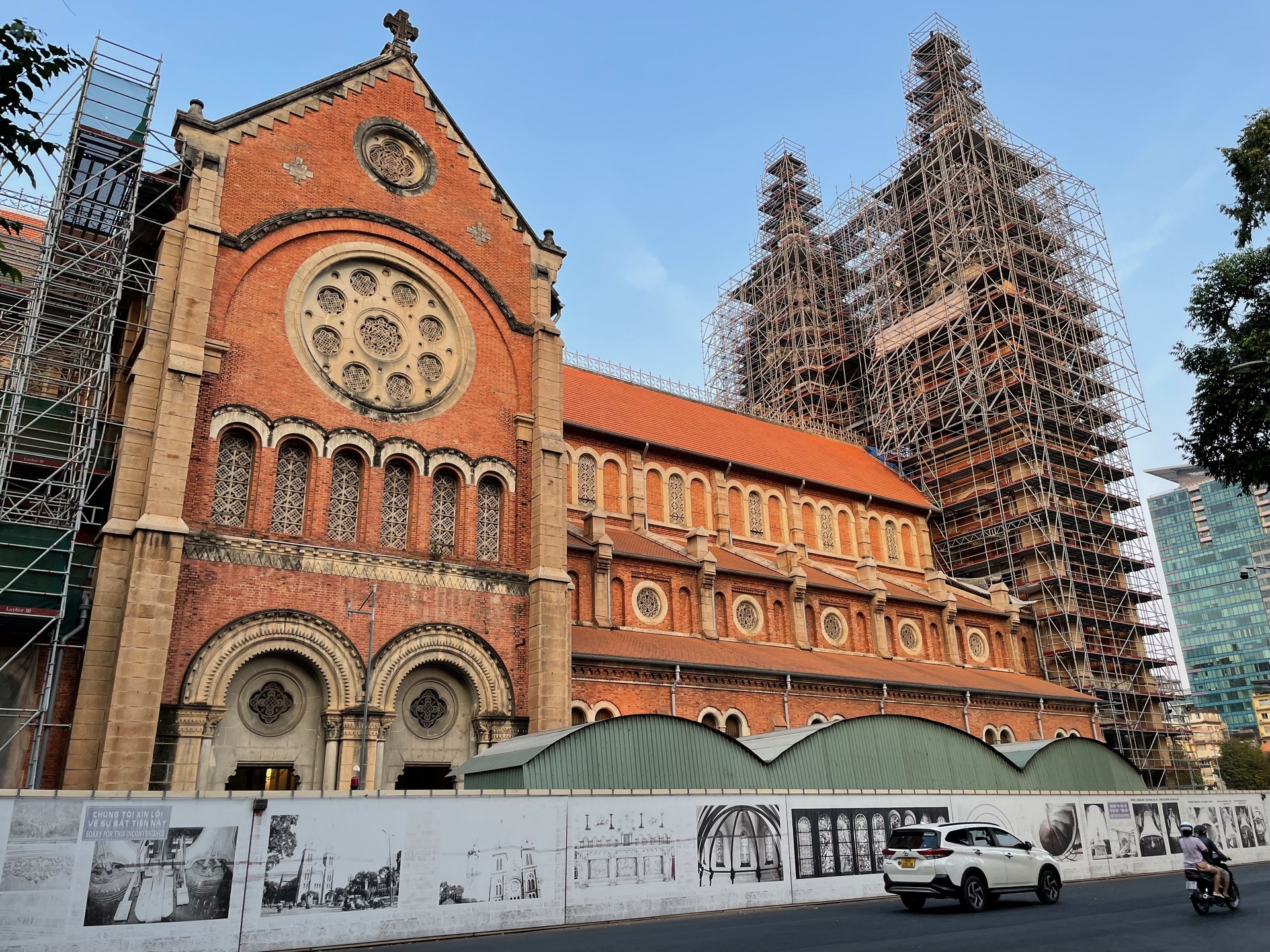 Собор Сайгонской Богоматери, он же Notre‑Dame Cathedral Basilica of Saigon. На реконструкции.