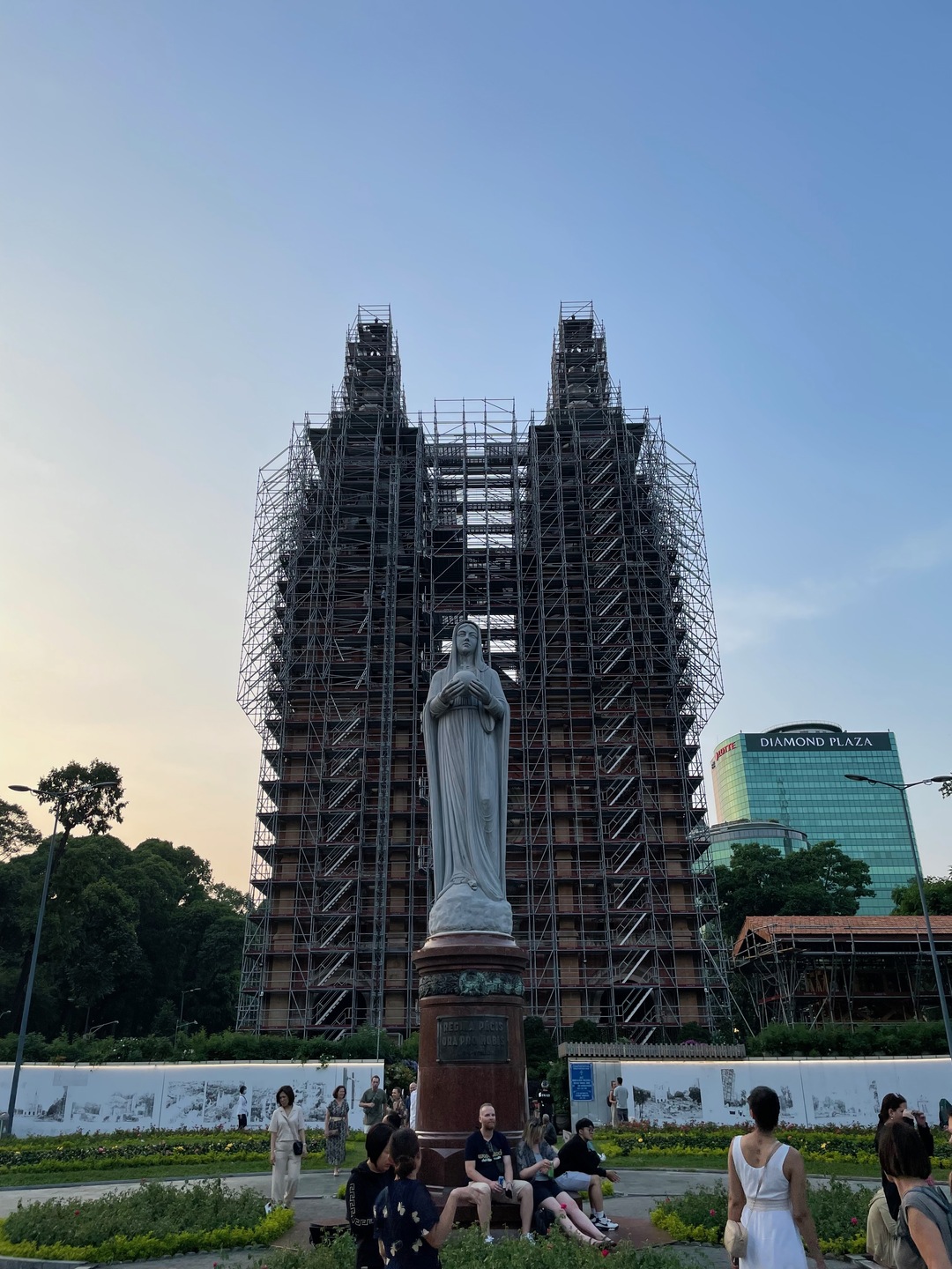 Собор Сайгонской Богоматери, он же Notre‑Dame Cathedral Basilica of Saigon. На реконструкции.