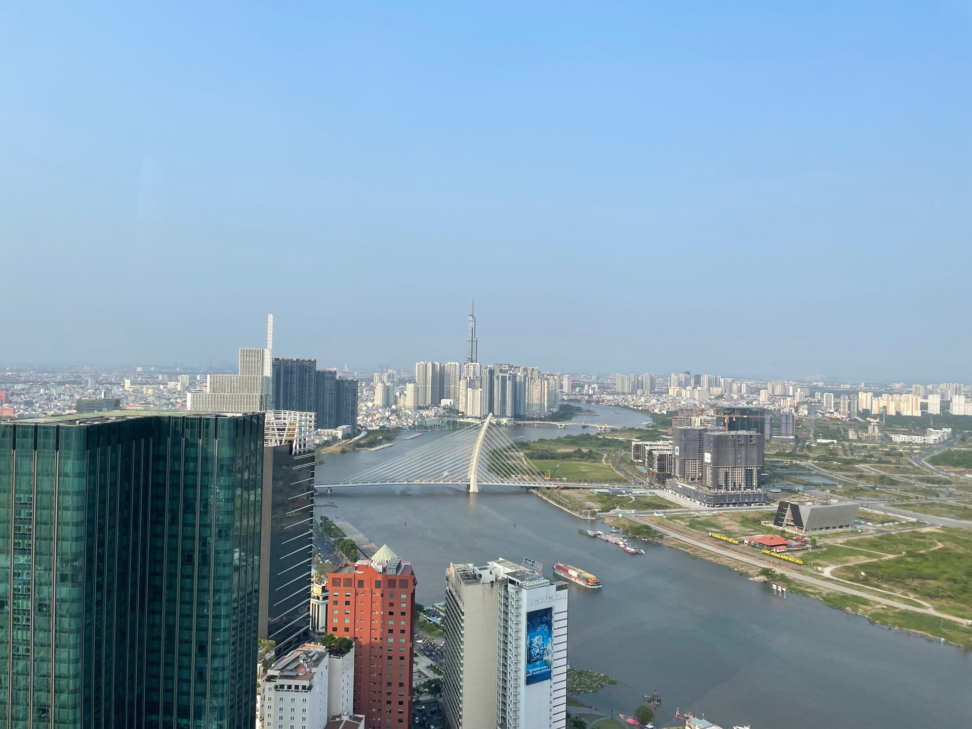 Обзорная площадка Saigon Skydeck (Bitexco Financial Tower). Это не самое высокое здание в городе (Landmark 81), туда поеду в следующий раз.