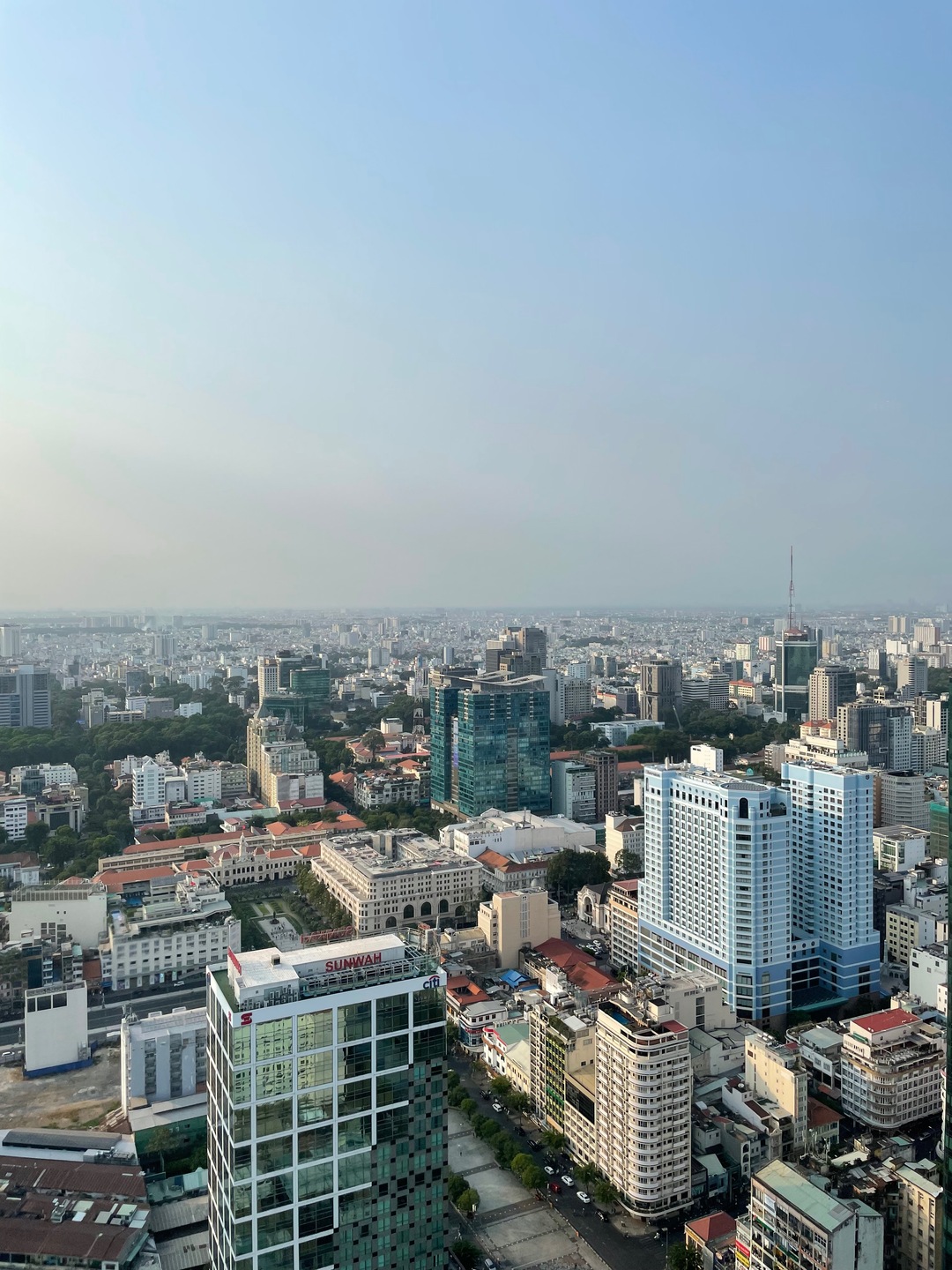 Обзорная площадка Saigon Skydeck (Bitexco Financial Tower). Это не самое высокое здание в городе (Landmark 81), туда поеду в следующий раз.