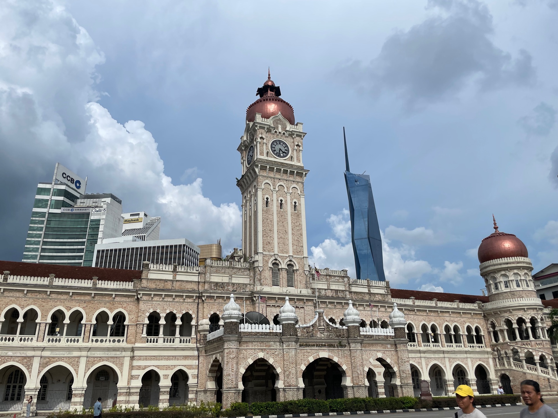 Здание султана Абдул-Самада на площади Мердека, а на фоне — Мердека 118. "Merdeka" с малайского переводится как "свобода".