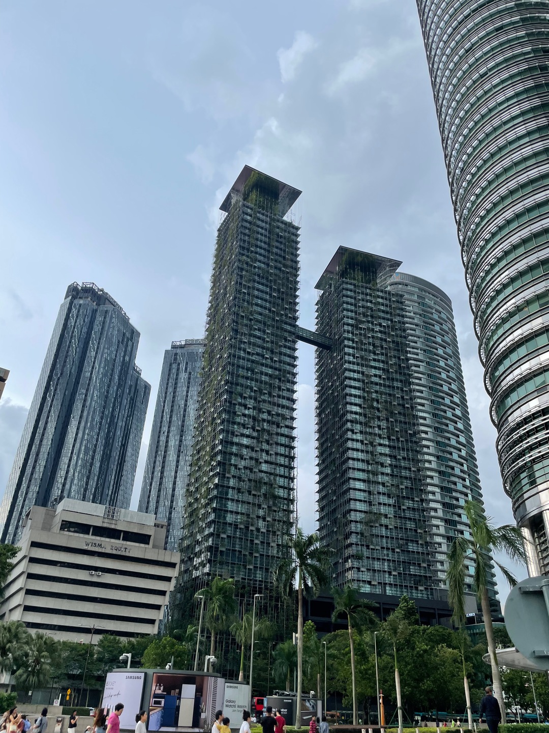 Ловлю отчётливый вайб Сингапура. Жарко, влажно, огромные здания, зелень. Но визуально люблю такое.